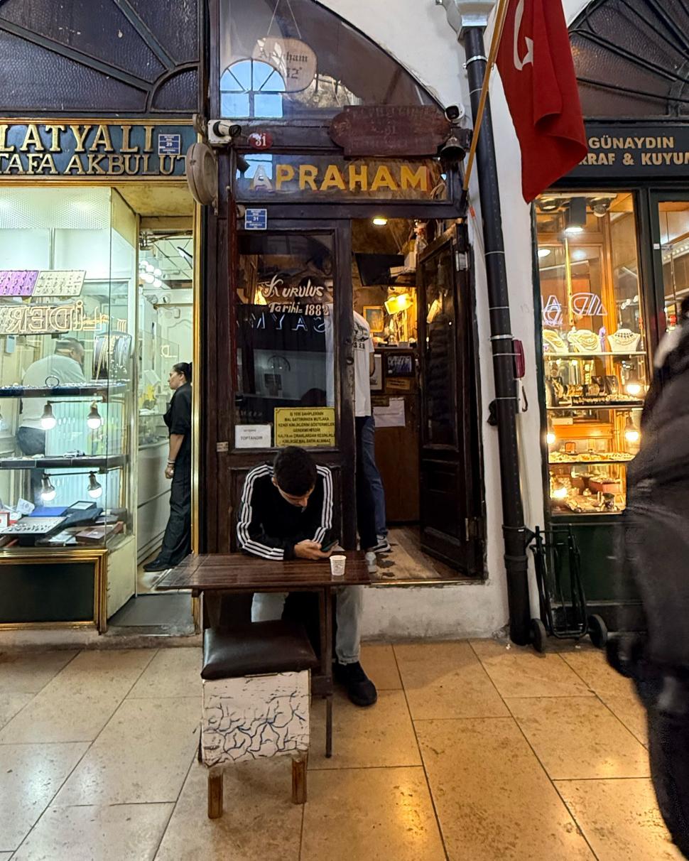 Există o lume ascunsă în spatele Marelui Bazar din Istanbul, care a rămas neschimbată de secole 1110949