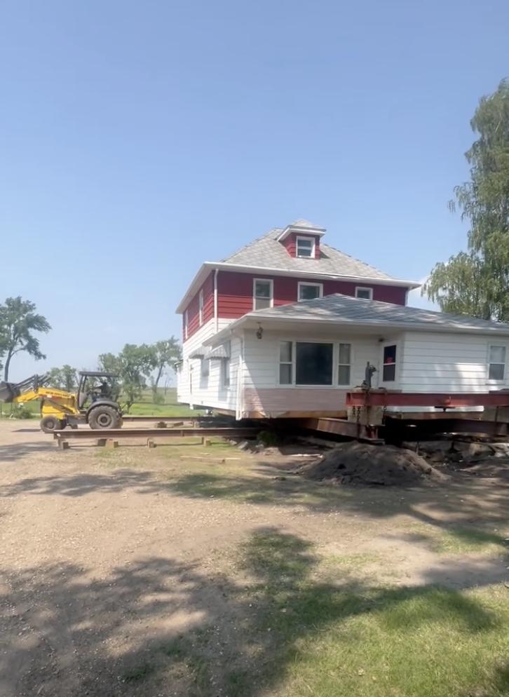 În 1914, stră-străbunicii ei au cumpărat o casă. 112 ani mai târziu, nepoata plătește 380.000 de dolari pentru a o muta la ferma ei 1110926