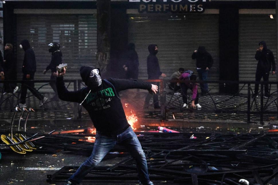 Violențe la protestele studențești din Albania. Manifestanții au aruncat cu pietre în Ministerul Educației și s-au bătut cu polițiștii 1110896