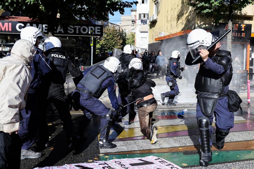 Violențe la protestele studențești din Albania. Manifestanții au aruncat cu pietre în Ministerul Educației și s-au bătut cu polițiștii 1110898