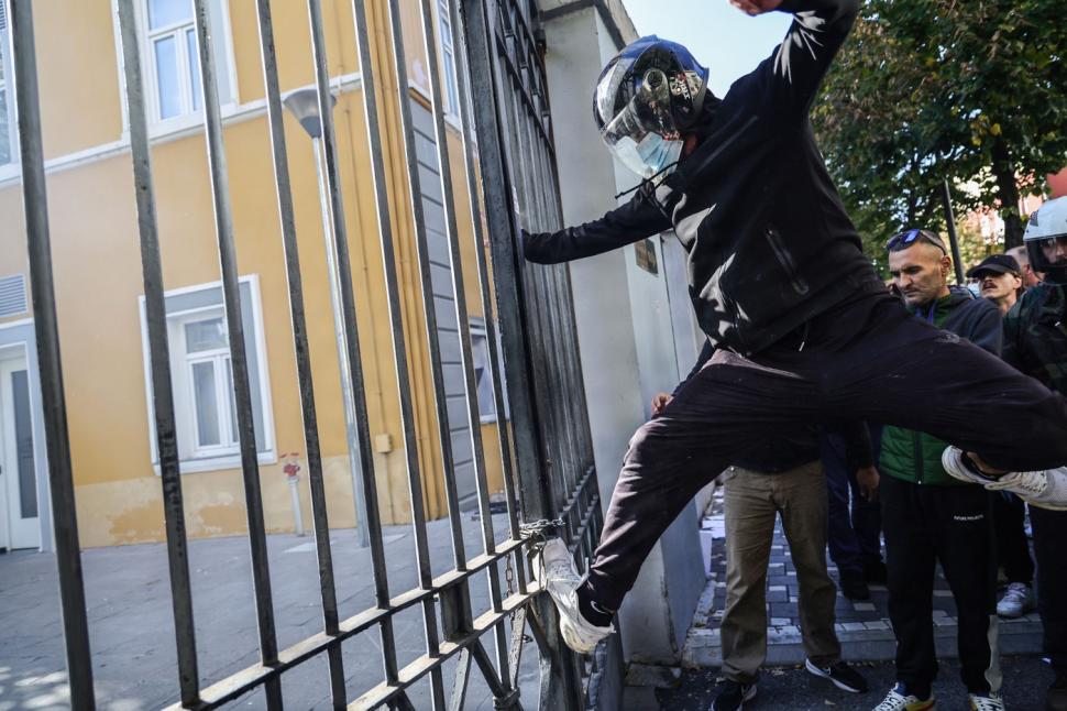 Violențe la protestele studențești din Albania. Manifestanții au aruncat cu pietre în Ministerul Educației și s-au bătut cu polițiștii 1110899