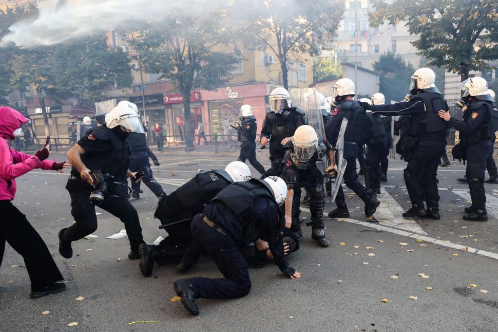 Violențe la protestele studențești din Albania. Manifestanții au aruncat cu pietre în Ministerul Educației și s-au bătut cu polițiștii 1110900