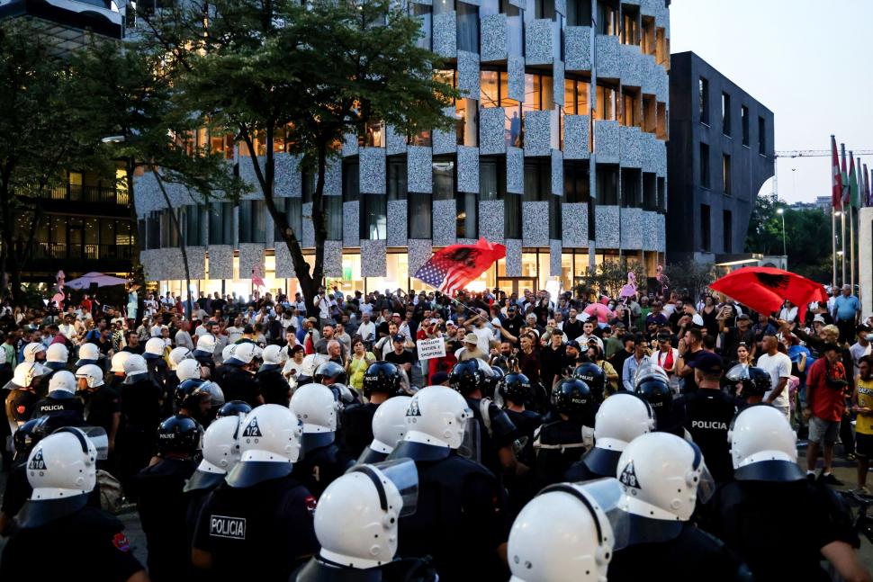 Violențe la protestele studențești din Albania. Manifestanții au aruncat cu pietre în Ministerul Educației și s-au bătut cu polițiștii 1110901
