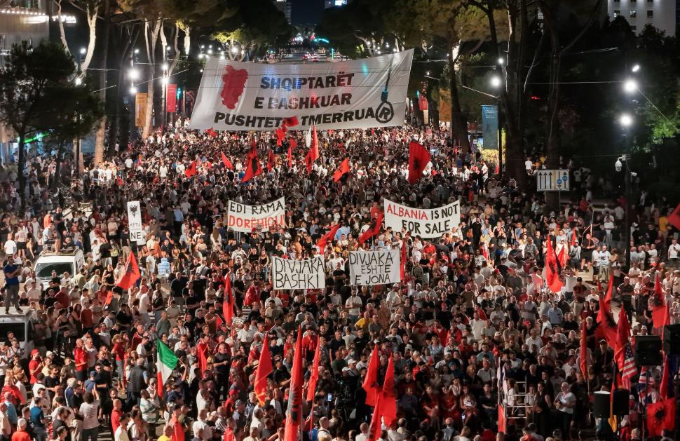 Violențe la protestele studențești din Albania. Manifestanții au aruncat cu pietre în Ministerul Educației și s-au bătut cu polițiștii 1110903