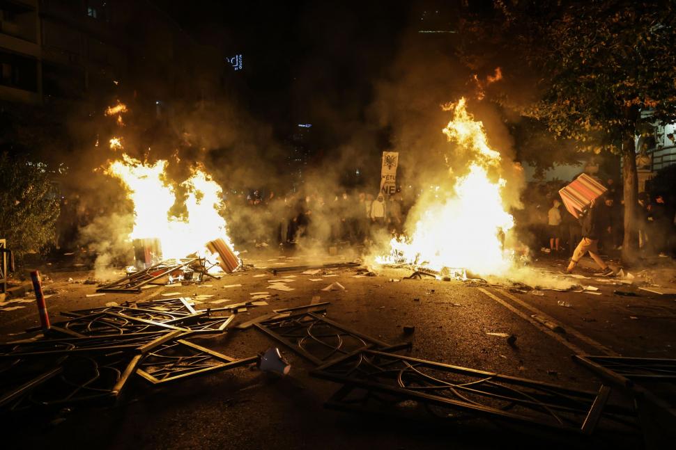 Violențe la protestele studențești din Albania. Manifestanții au aruncat cu pietre în Ministerul Educației și s-au bătut cu polițiștii 1110904