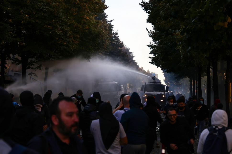 Violențe la protestele studențești din Albania. Manifestanții au aruncat cu pietre în Ministerul Educației și s-au bătut cu polițiștii 1110906