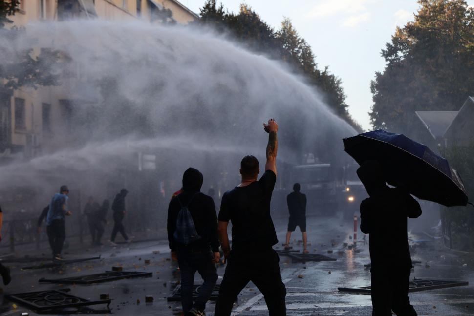Violențe la protestele studențești din Albania. Manifestanții au aruncat cu pietre în Ministerul Educației și s-au bătut cu polițiștii 1110907