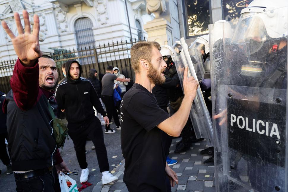 Violențe la protestele studențești din Albania. Manifestanții au aruncat cu pietre în Ministerul Educației și s-au bătut cu polițiștii 1110908