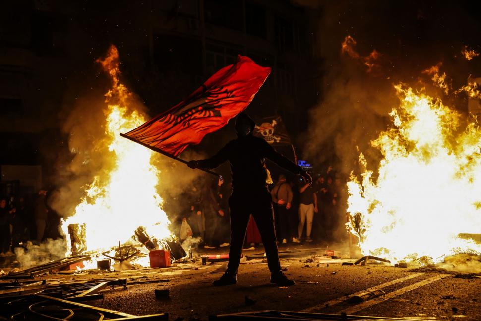 Violențe la protestele studențești din Albania. Manifestanții au aruncat cu pietre în Ministerul Educației și s-au bătut cu polițiștii 1110909