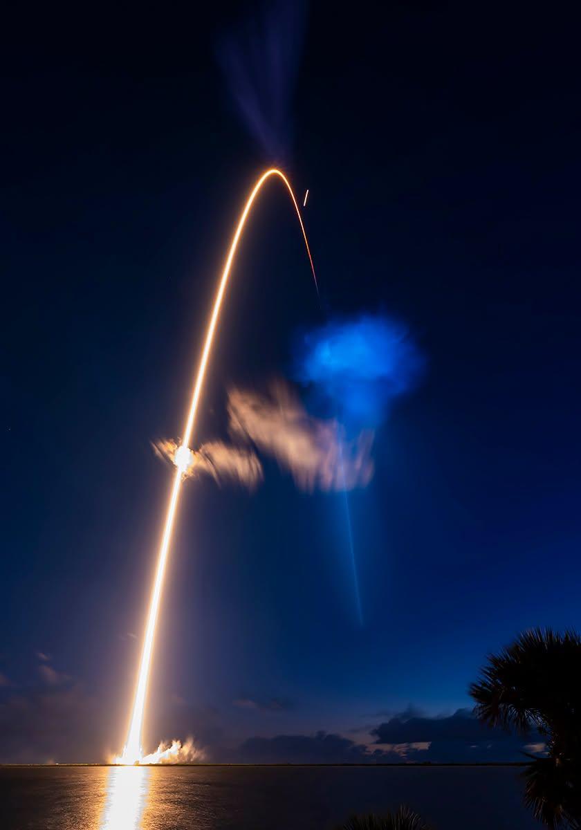 Imagini spectaculoase pe cerul nopții cu „meduza spațială”. NASA explică fenomenul apărut după lansarea unei rachete Falcon 9 1111192