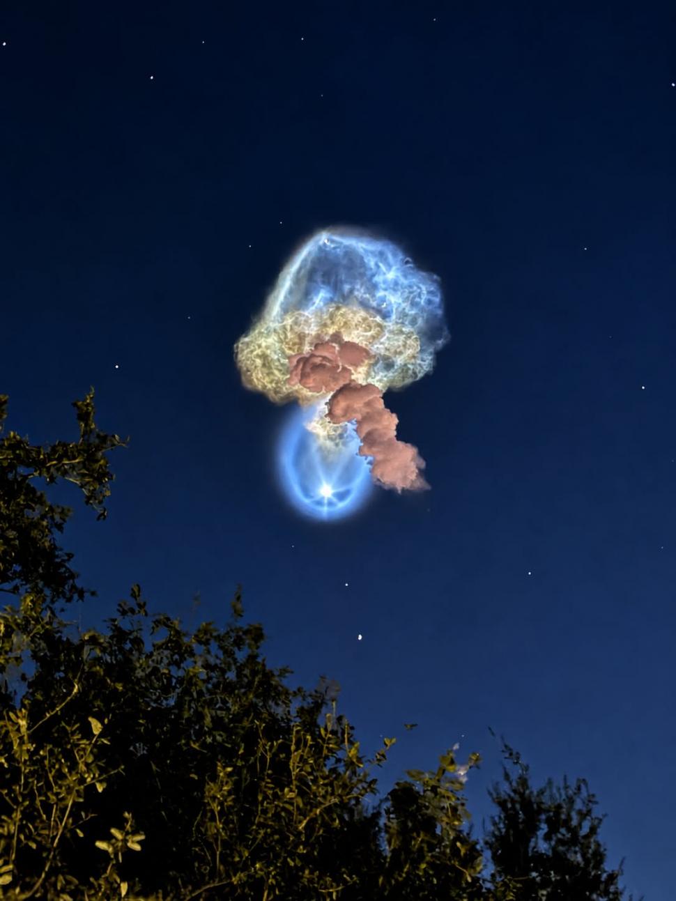 Imagini spectaculoase pe cerul nopții cu „meduza spațială”. NASA explică fenomenul apărut după lansarea unei rachete Falcon 9 1111193