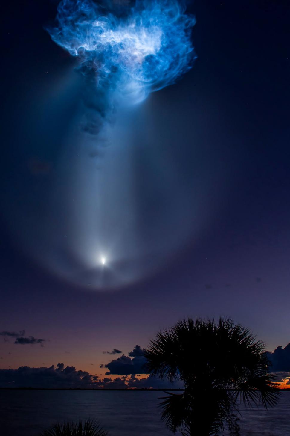 Imagini spectaculoase pe cerul nopții cu „meduza spațială”. NASA explică fenomenul apărut după lansarea unei rachete Falcon 9 1111194