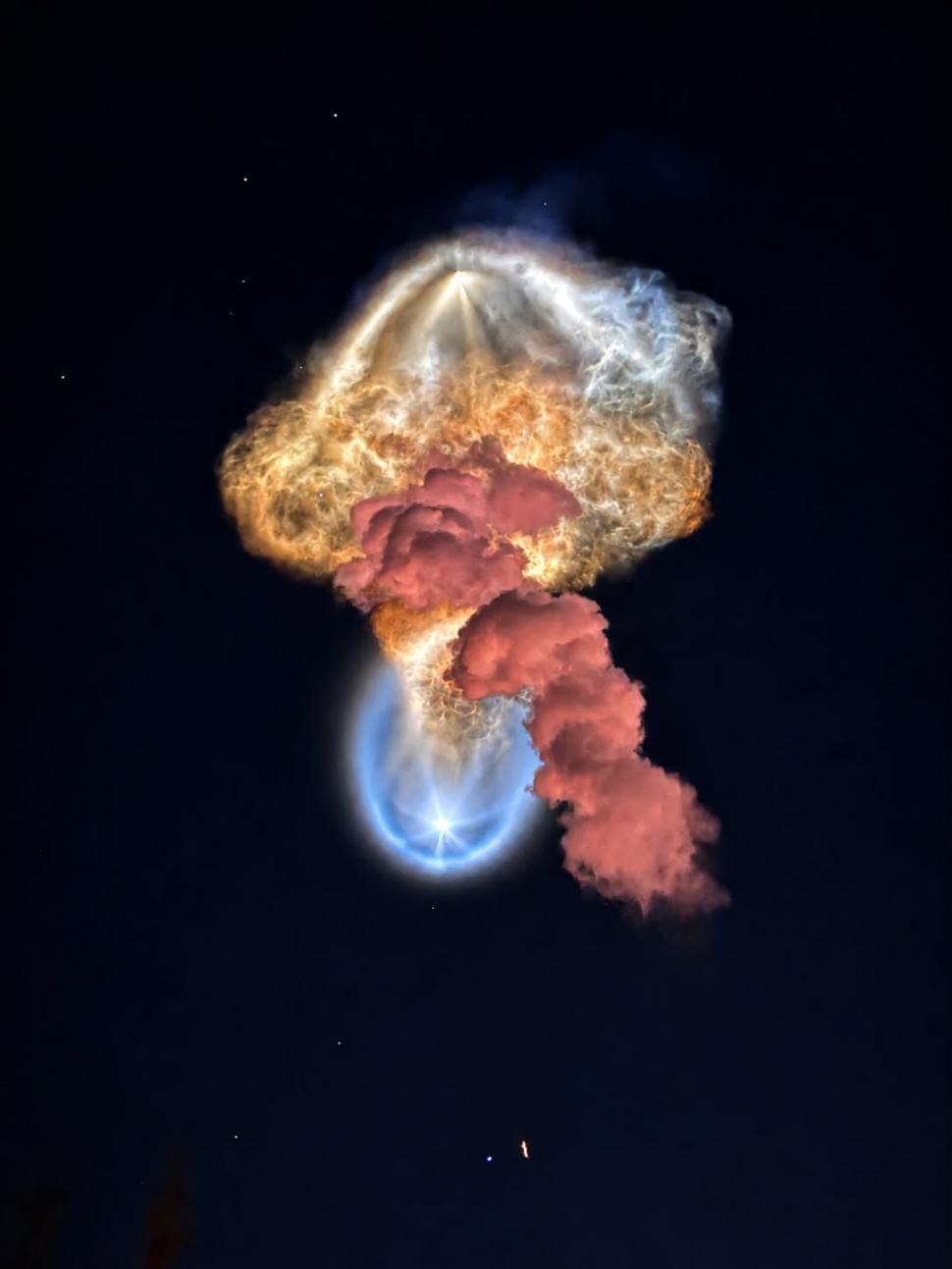 Imagini spectaculoase pe cerul nopții cu „meduza spațială”. NASA explică fenomenul apărut după lansarea unei rachete Falcon 9 1111197