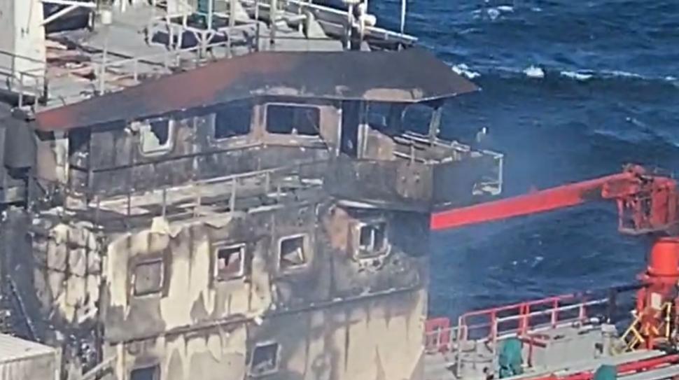M.A.I. a trimis elicoptere Black Hawk să-i salveze pe cei de pe nava care a luat foc lângă Sulina. Valurile îngreunează operațiunea 1111259