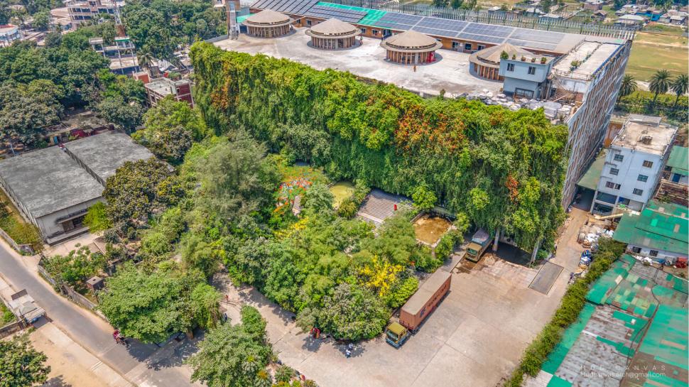 O fabrică tocmai a câștigat titlul de „cea mai bună clădire nouă din lume” în arhitectură: Are grădini și este acoperită de plante 1111662