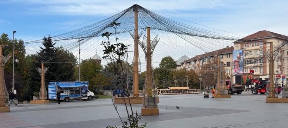 Târgul de Crăciun din Craiova este aproape gata pentru deschidere. Primele imagini cu decorurile atipice 1111488