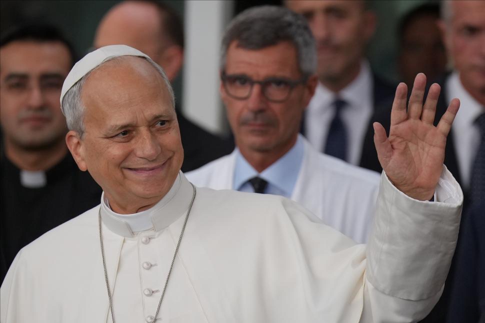 Papa Leon a fost externat. Suveranul Pontif a ieșit singur din spital, zâmbind, și i-a salutat pe credincioșii care îl aplaudau 1111870