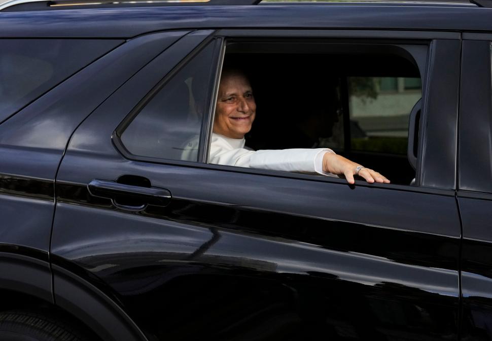 Papa Leon a fost externat. Suveranul Pontif a ieșit singur din spital, zâmbind, și i-a salutat pe credincioșii care îl aplaudau 1111872
