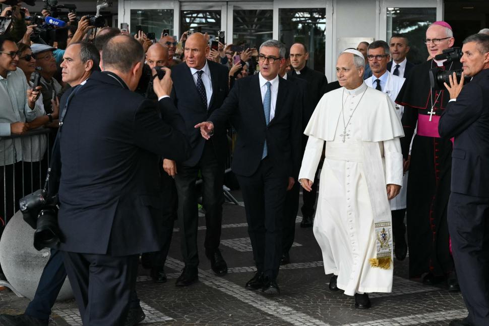 Papa Leon a fost externat. Suveranul Pontif a ieșit singur din spital, zâmbind, și i-a salutat pe credincioșii care îl aplaudau 1111873