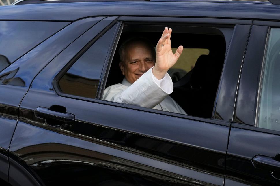 Papa Leon a fost externat. Suveranul Pontif a ieșit singur din spital, zâmbind, și i-a salutat pe credincioșii care îl aplaudau 1111874