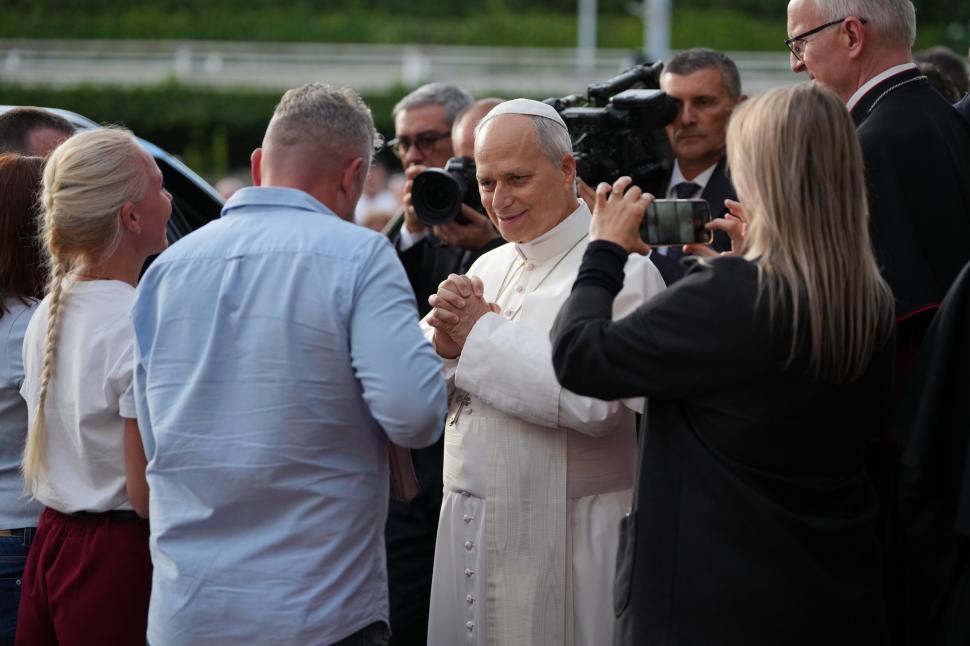 Papa Leon a fost externat. Suveranul Pontif a ieșit singur din spital, zâmbind, și i-a salutat pe credincioșii care îl aplaudau 1111875