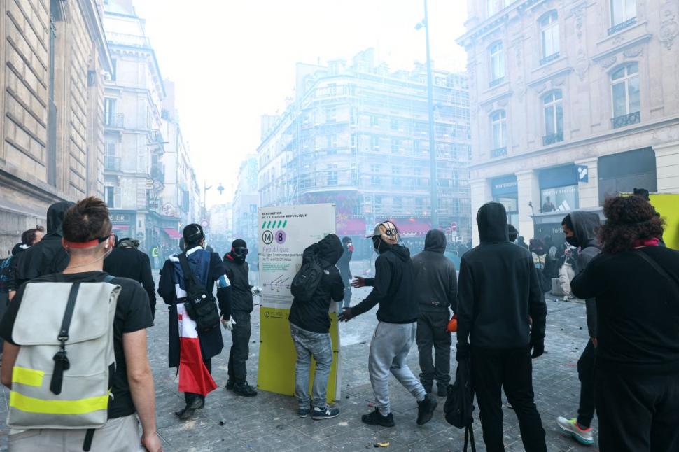 Franța, ca după război. Cum arată marile orașe după o zi în care protestatarii s-au bătut cu poliția și au dat foc la mașini și clădiri 1111981