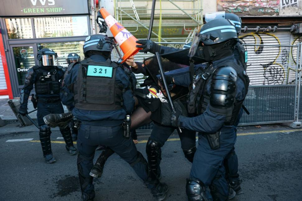 Franța, ca după război. Cum arată marile orașe după o zi în care protestatarii s-au bătut cu poliția și au dat foc la mașini și clădiri 1111984