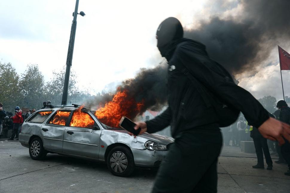 Franța, ca după război. Cum arată marile orașe după o zi în care protestatarii s-au bătut cu poliția și au dat foc la mașini și clădiri 1111986