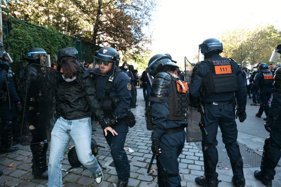 Franța, ca după război. Cum arată marile orașe după o zi în care protestatarii s-au bătut cu poliția și au dat foc la mașini și clădiri 1111987