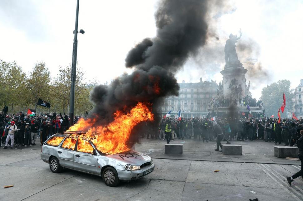 Franța, ca după război. Cum arată marile orașe după o zi în care protestatarii s-au bătut cu poliția și au dat foc la mașini și clădiri 1111988