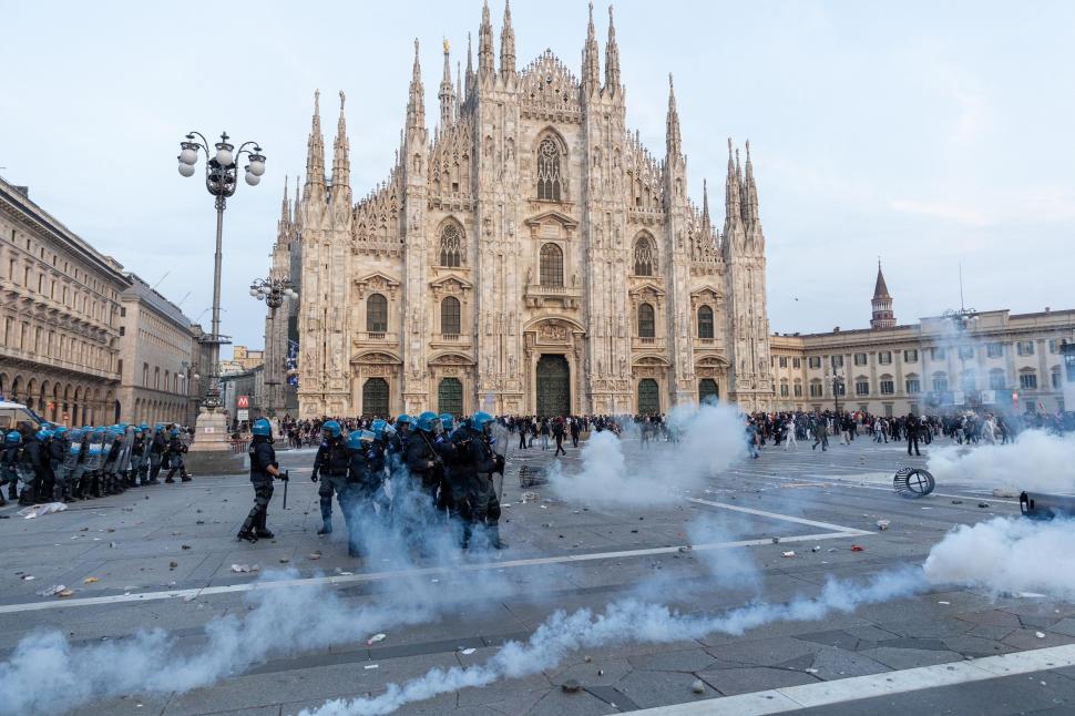Haos în marile orașe din Europa: Și la Milano sunt proteste violente. Oamenii se bat cu polițiștii în stradă și jefuiesc magazine 1112067