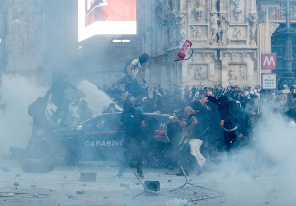 Haos în marile orașe din Europa: Și la Milano sunt proteste violente. Oamenii se bat cu polițiștii în stradă și jefuiesc magazine 1112068