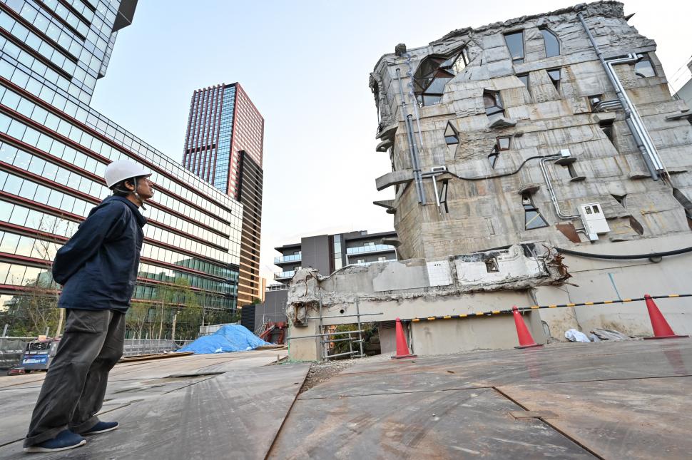 Un arhitect japonez și-a construit singur, cu mâinile lui, o clădire din beton timp de 21 de ani. Cum arată Arimasuton 1111570