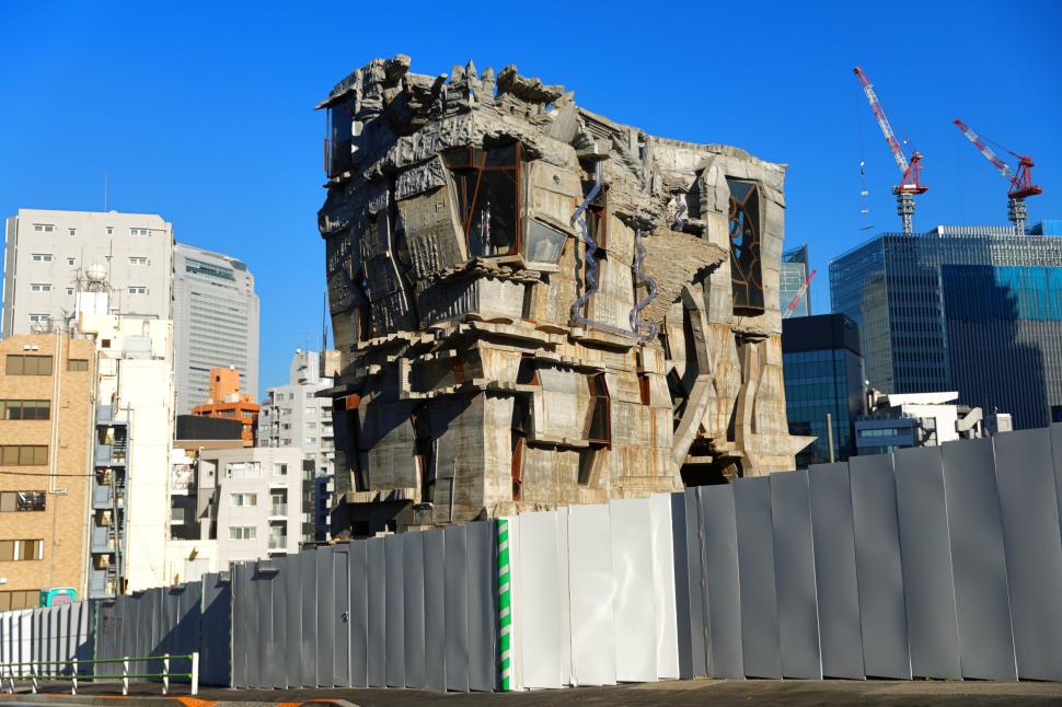 Un arhitect japonez și-a construit singur, cu mâinile lui, o clădire din beton timp de 21 de ani. Cum arată Arimasuton 1111571