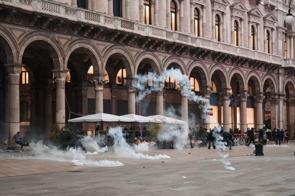 Cine sunt „maranza”, tinerii acuzaţi că au jefuit magazine și au făcut prăpăd în Milano, Bologna și Torino 1112127
