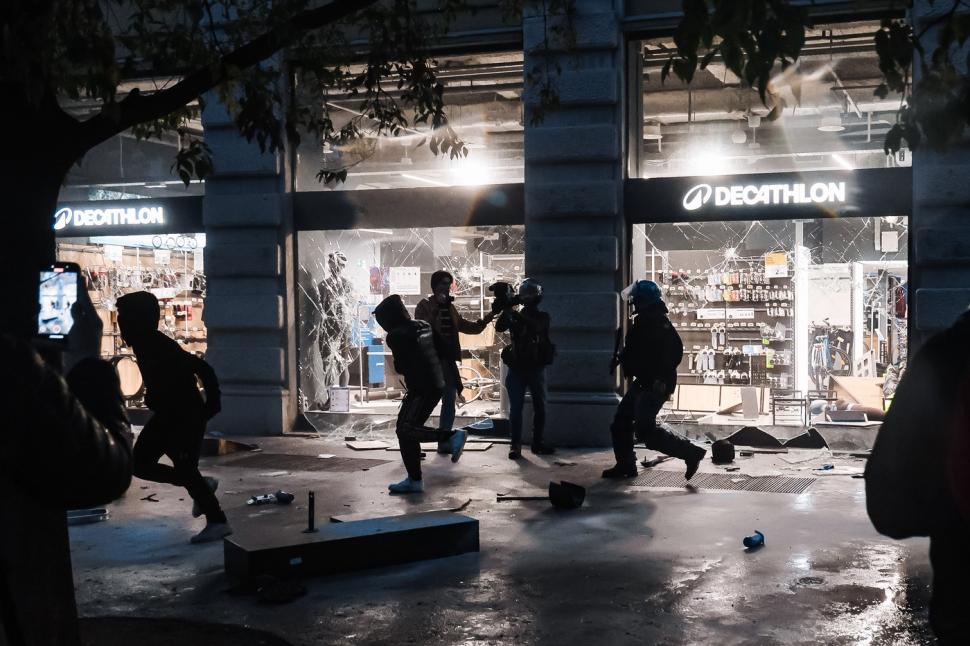 Cine sunt „maranza”, tinerii acuzaţi că au jefuit magazine și au făcut prăpăd în Milano, Bologna și Torino 1112129
