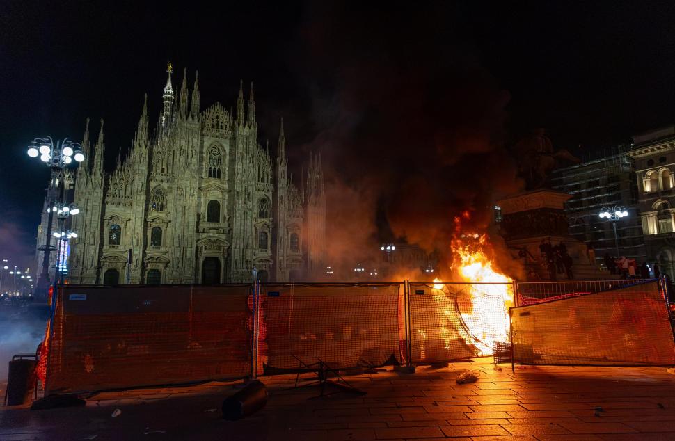Cine sunt „maranza”, tinerii acuzaţi că au jefuit magazine și au făcut prăpăd în Milano, Bologna și Torino 1112134