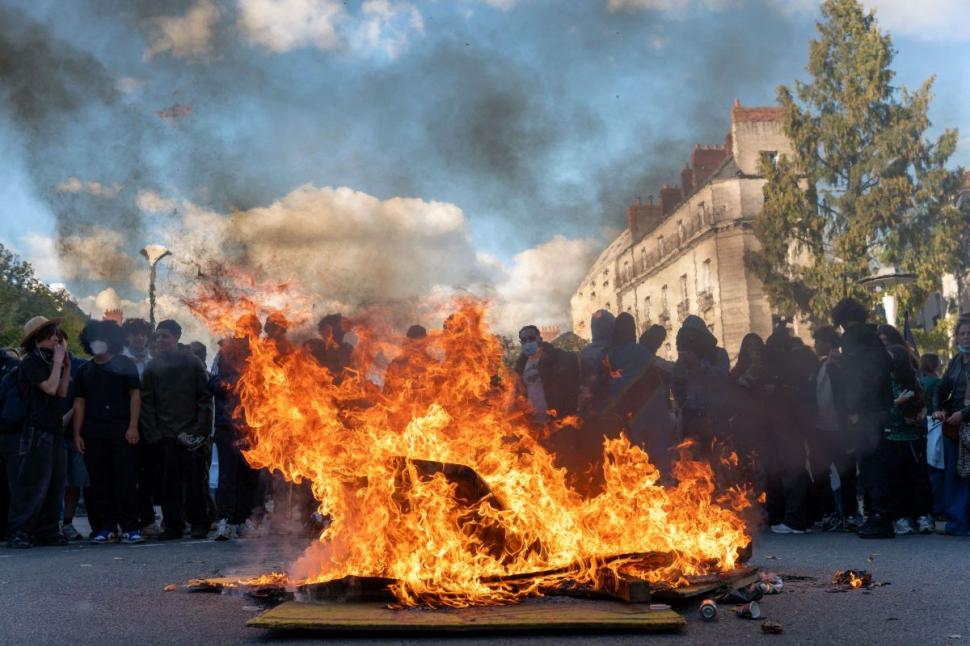 CNN: „Iarna vrajbei noastre” la Paris. Revoltele din Franța sunt semnul unei crize sociale și politice mult mai profunde 1112394