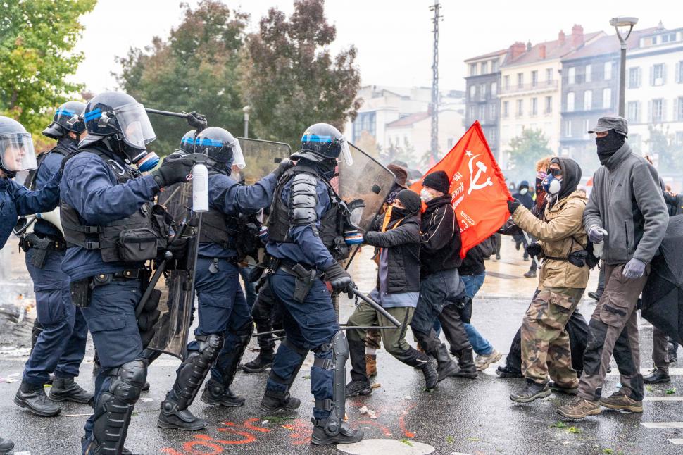 CNN: „Iarna vrajbei noastre” la Paris. Revoltele din Franța sunt semnul unei crize sociale și politice mult mai profunde 1112401