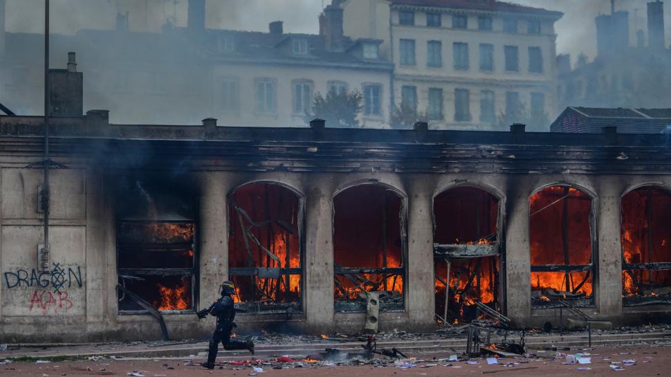 CNN: „Iarna vrajbei noastre” la Paris. Revoltele din Franța sunt semnul unei crize sociale și politice mult mai profunde 1112403