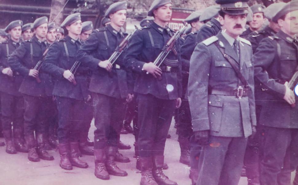 După scandalul din Parlament, Radu Oprea publică fotografii din armată, ca să arate experiența militară: "Nouă luni, la parașutiști" 1112294