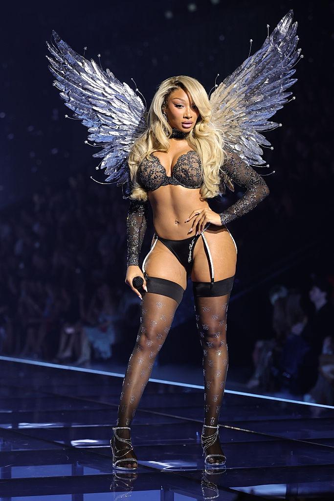Spectacol incendiar la prezentarea Victoria's Secret de la Los Angeles. Kylie Jenner a purtat un sutien de 50.000.000 de dolari 1112191