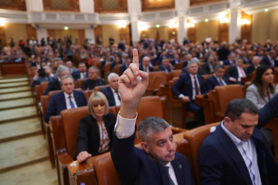Învestirea Guvernului Niculescu, în imagini. Ce nu s-a văzut la televizor 1112715