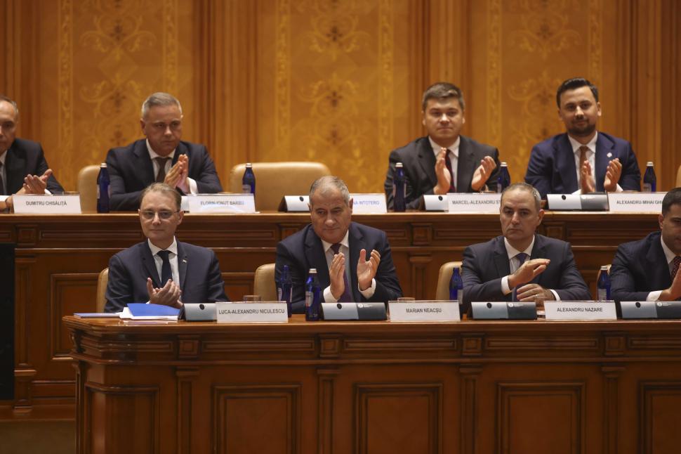 Învestirea Guvernului Niculescu, în imagini. Ce nu s-a văzut la televizor 1112725