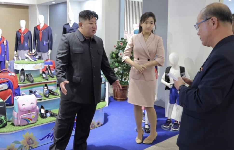 Coreea de Nord a publicat fotografii cu Kim Jong Un, ca să spulbere zvonurile că acesta a murit din cauza unei hemoragii cerebrale  1112769