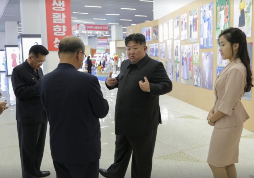 Coreea de Nord a publicat fotografii cu Kim Jong Un, ca să spulbere zvonurile că acesta a murit din cauza unei hemoragii cerebrale  1112770