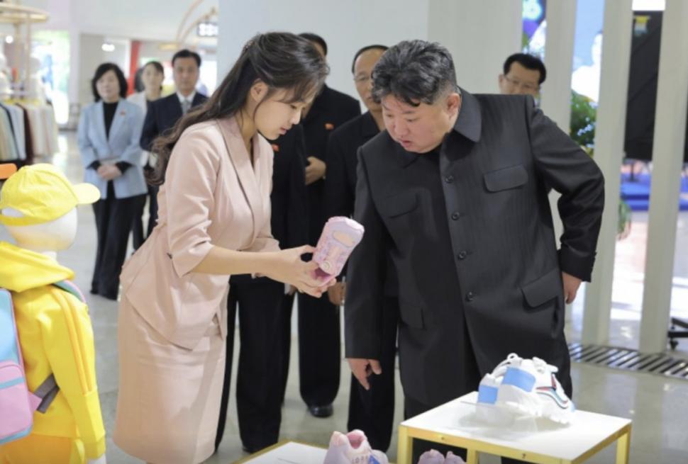 Coreea de Nord a publicat fotografii cu Kim Jong Un, ca să spulbere zvonurile că acesta a murit din cauza unei hemoragii cerebrale  1112771