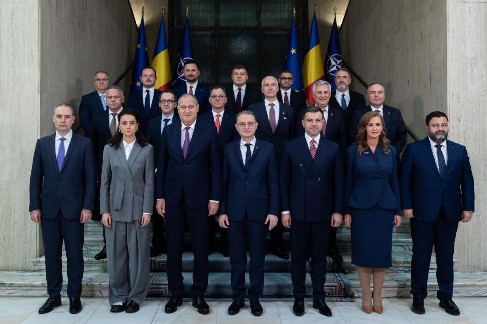 fotografie de grup guvenul luca niculescu