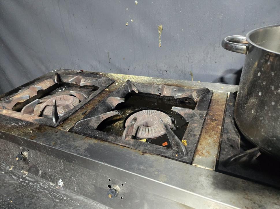 ANPC a dat amenzi de 1.000.000 de euro după controale la 1.800 de operatori economici. Au găsit carne expirată şi mucegai pe prăjituri 1113574