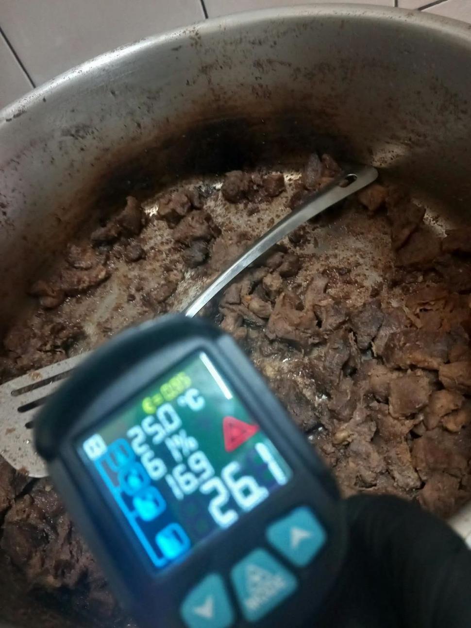 ANPC a dat amenzi de 1.000.000 de euro după controale la 1.800 de operatori economici. Au găsit carne expirată şi mucegai pe prăjituri 1113575